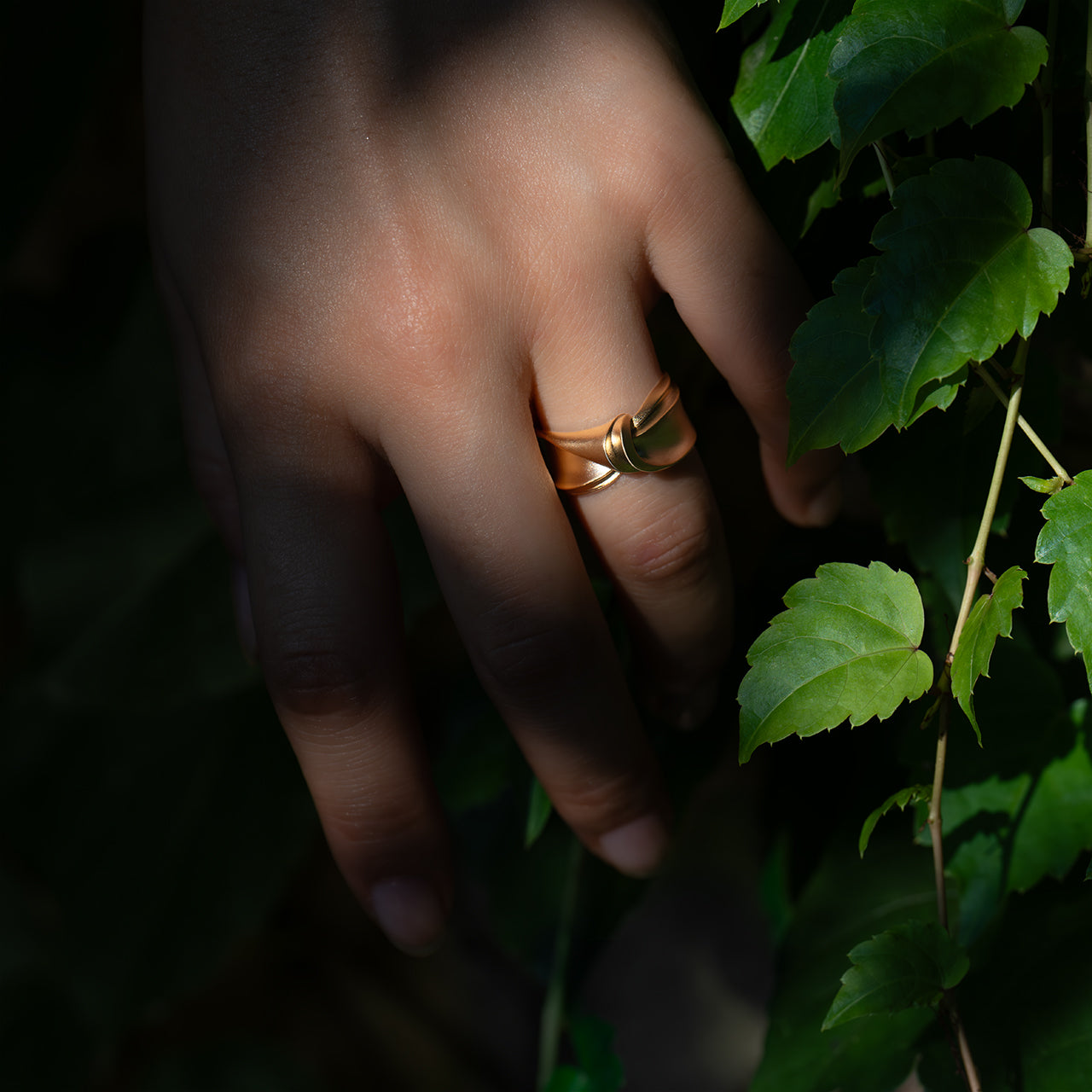 ENTWINE-gold-ring-on model